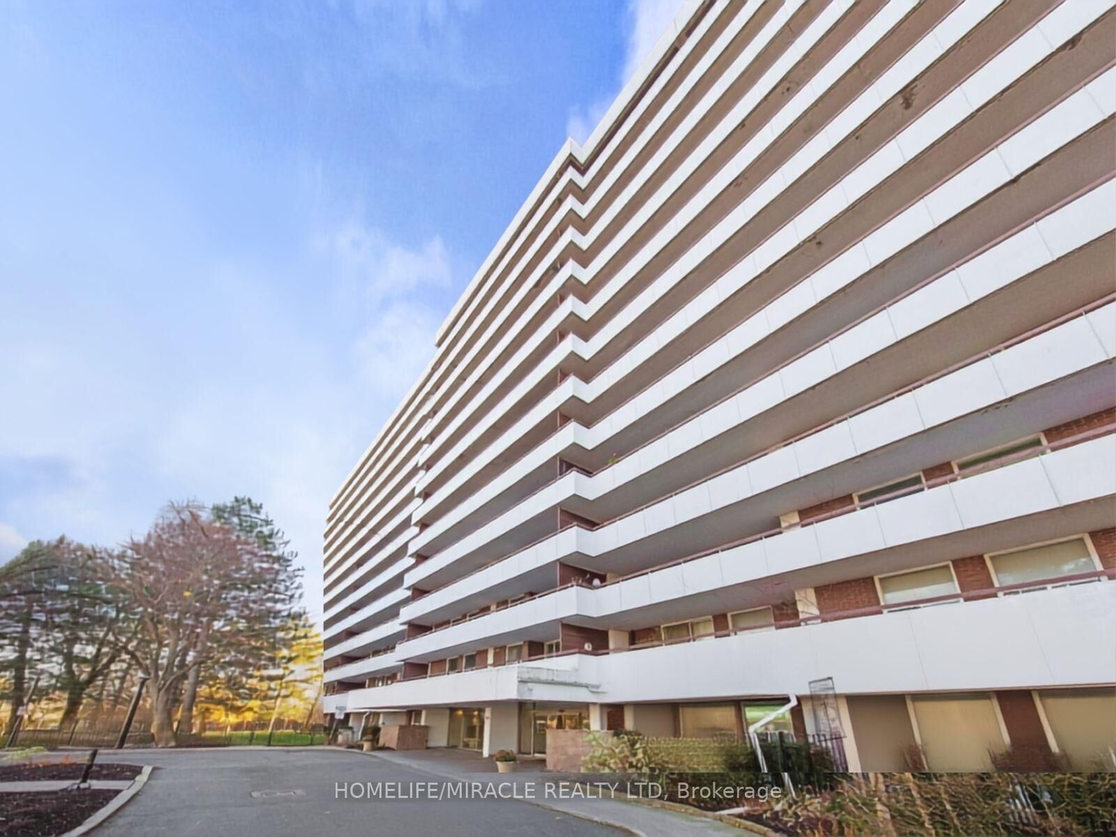 Property Photo:  1 Royal Orchard Boulevard 906  ON L3T 3C2 