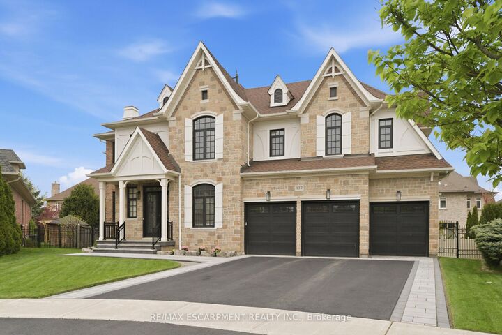 950 Fredonia Drive — photo 1