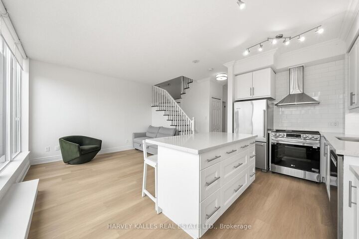 Property Photo:  308 Palmerston Avenue Ph14  ON M6J 3X9 