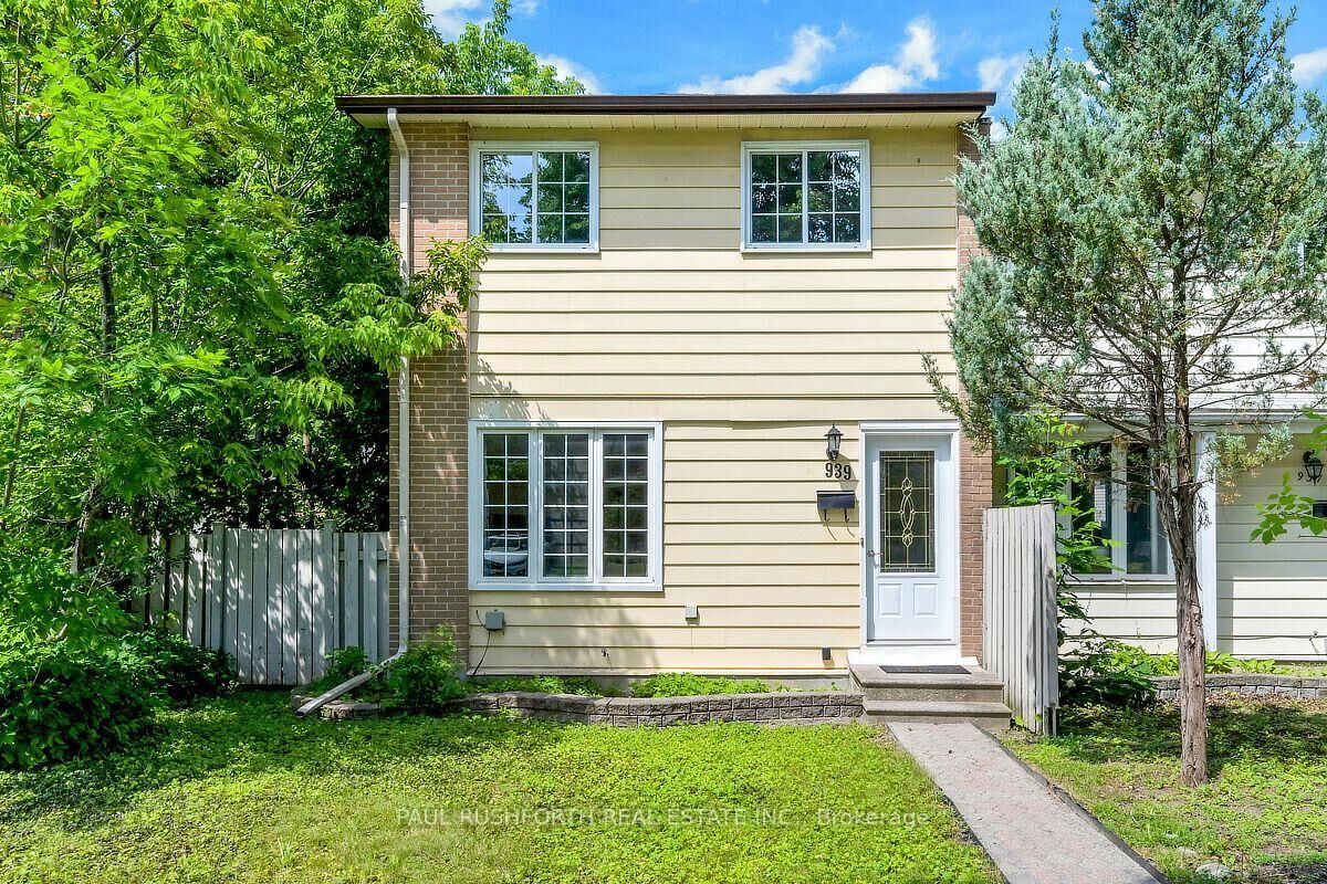 Property Photo: 939 Greenbriar Avenue ON K2C 0J8