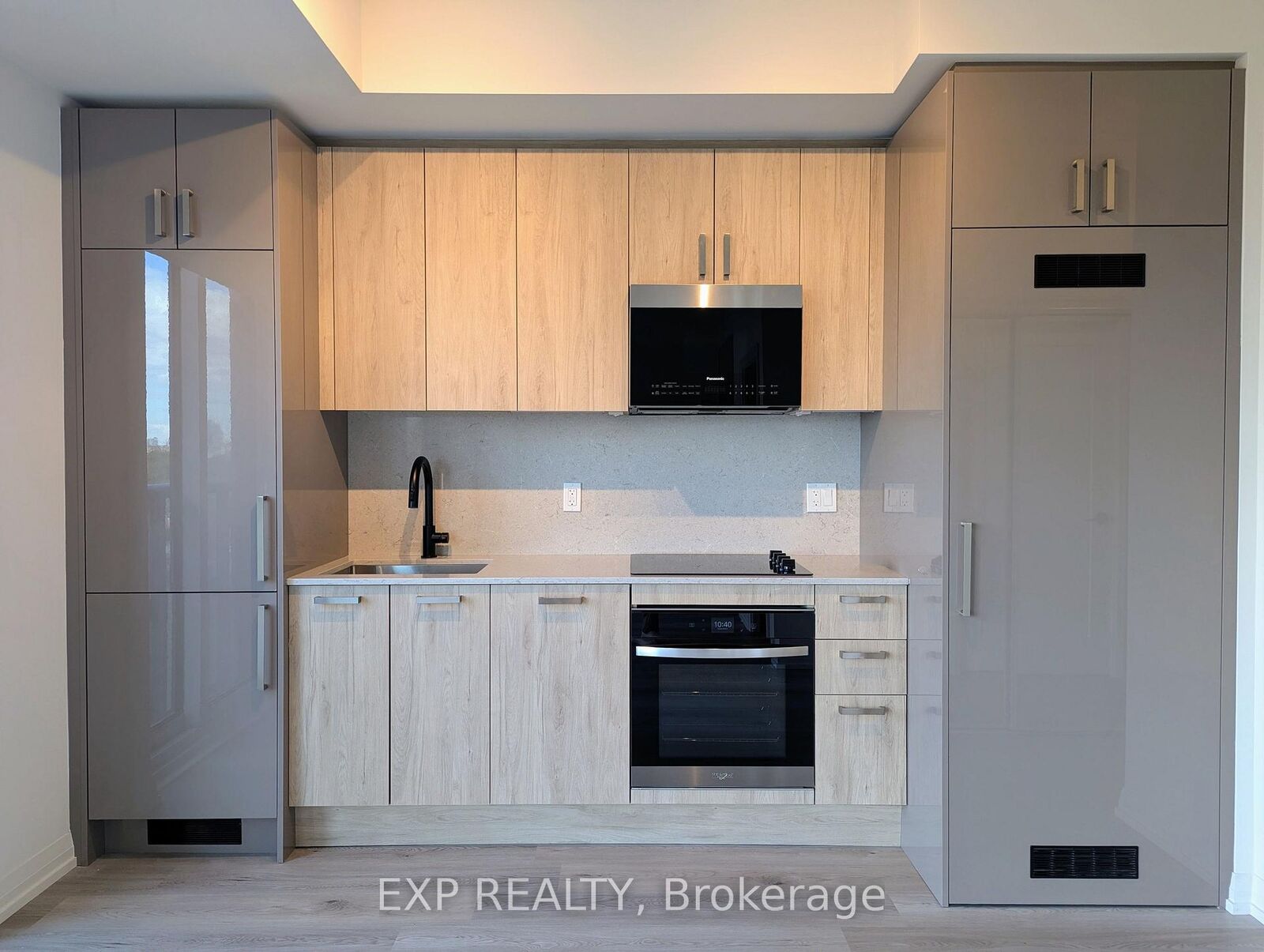 Property Photo: 280 Dundas Street W 814 ON M5T 1V4