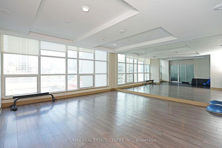 Property Photo:  4070 Confederation Parkway 3904  ON L5B 0E9 