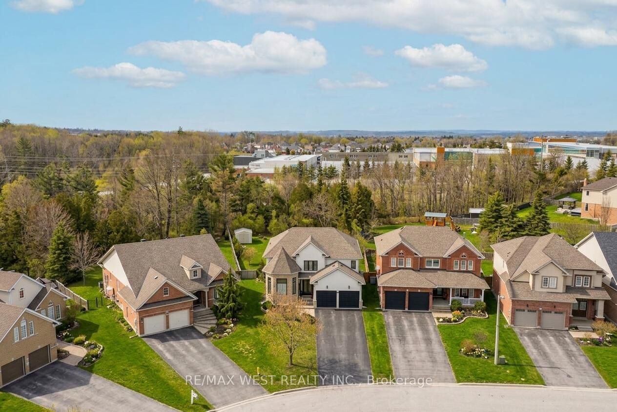 Property Photo: 90 Birkhall Place ON L4N 0K2