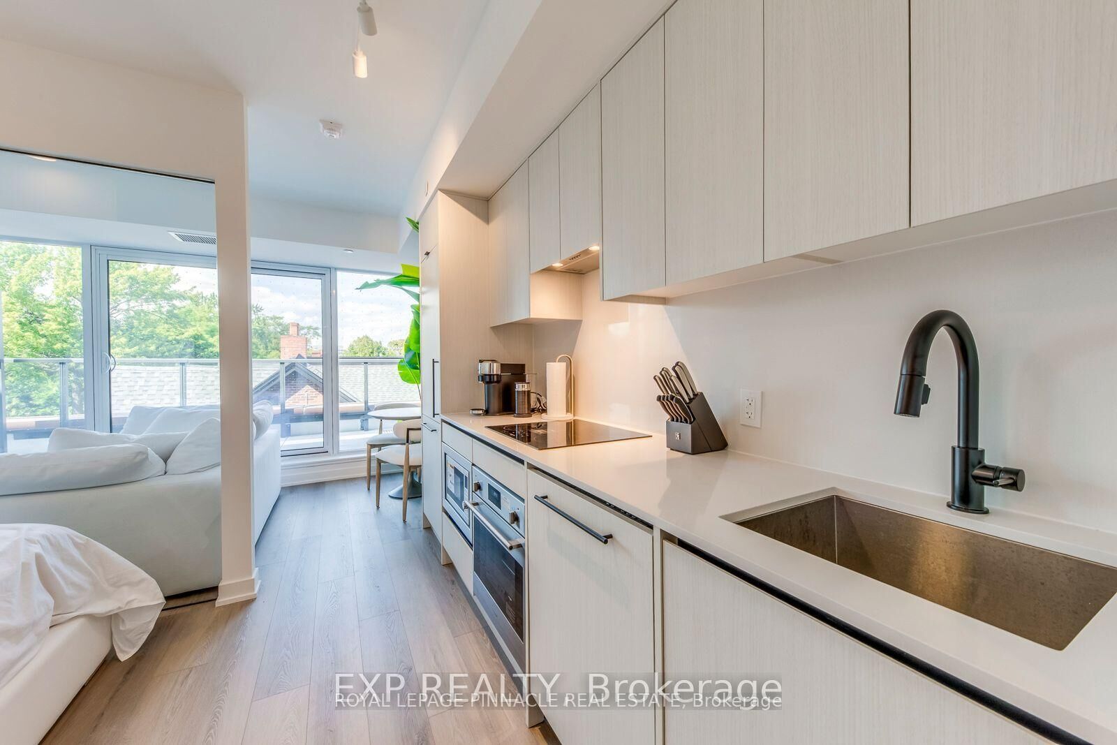 Property Photo: 5 Lakeview Avenue 415 ON M6J 0H3