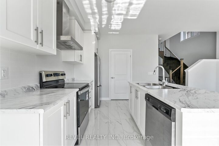 Property Photo:  14 Paradise Way  ON L1R 0R7 