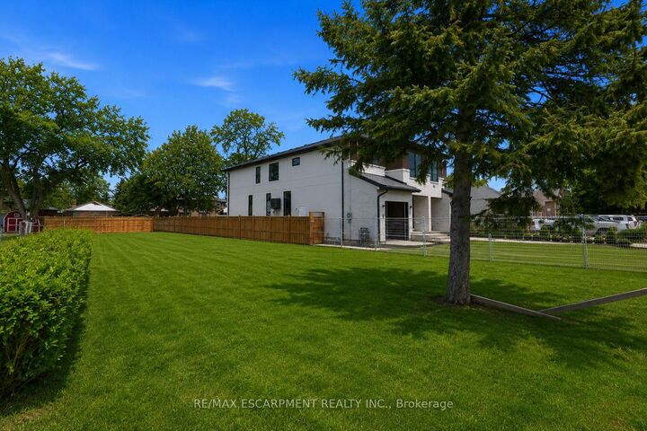 Property Photo:  
