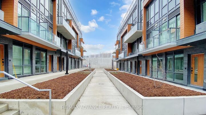 Property Photo: 73 Curlew Drive 60 ON M3A 0B1