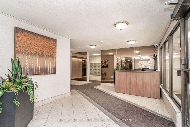 Property Photo:  18 Knightsbridge Road 2102  ON L6T 3X5 