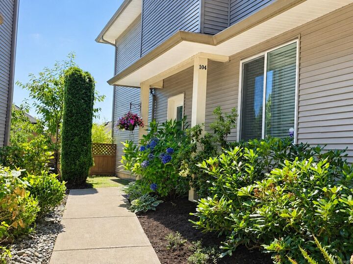Property Photo: 2153 Ridgemont Pl #104 BC V9T 0C8