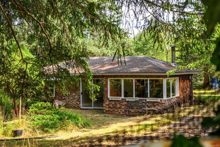 8808 Island Hwy N — photo 1