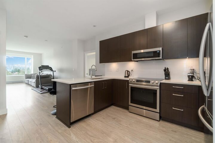 Property Photo: 1633 Tatlow Avenue 409 BC V7P 2Z8