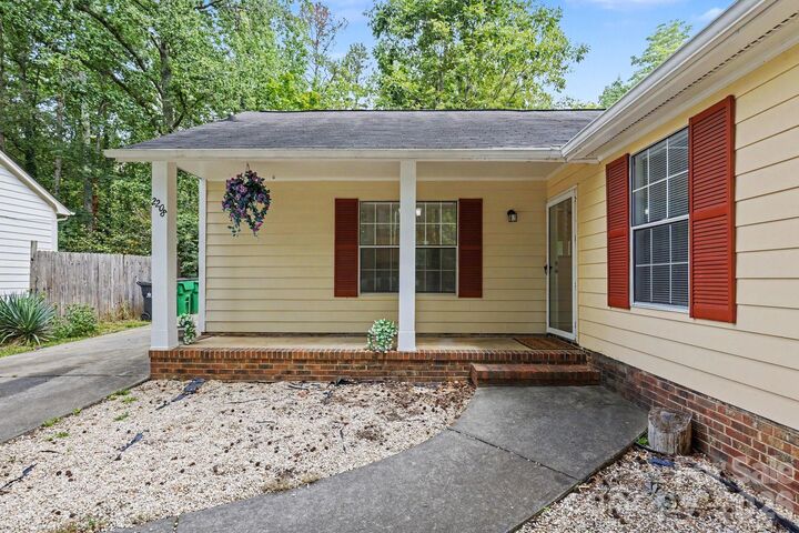 Property Photo:  2208 Pinebrook Circle  NC 28208 