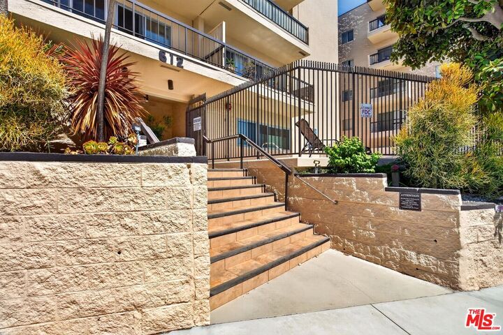 Property Photo: 612 S Barrington Ave, Unit 417 CA 90049