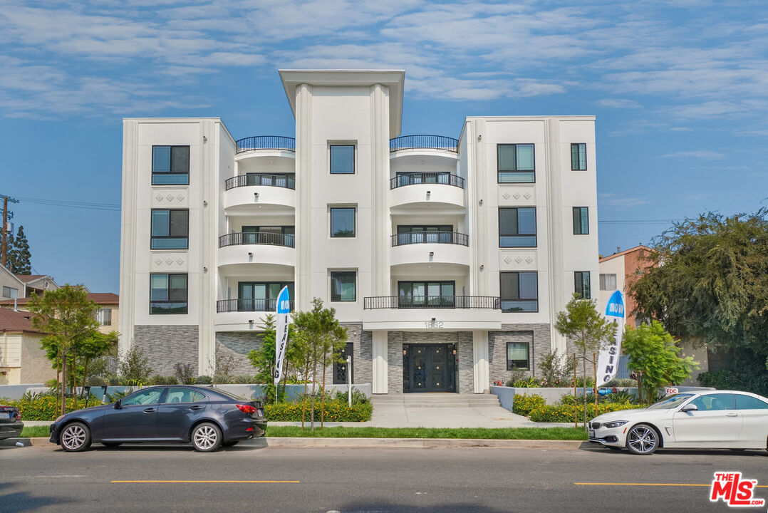 Property Photo: 1832 S Barrington Ave, Unit 401 CA 90025