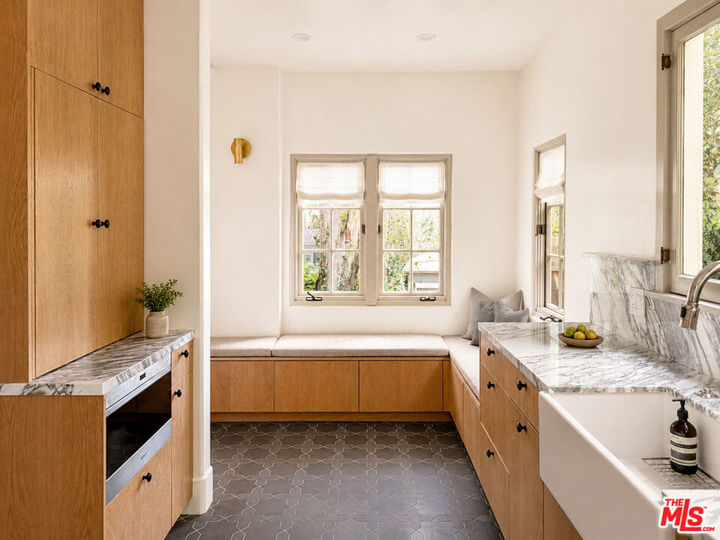 Property Photo: 6484 Ivarene Ave CA 90068
