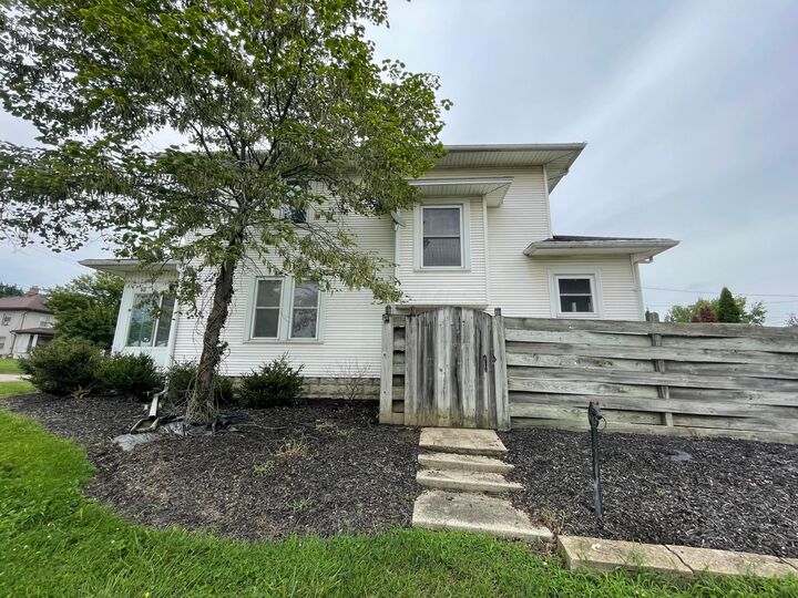 Property Photo: 902 Dayton NW Avenue OH 43160