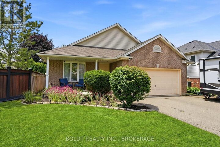 22 Graves Crescent — photo 1