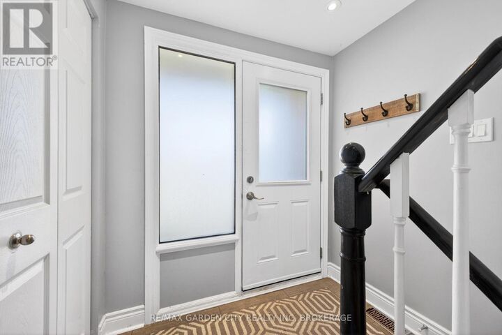 Photo de la propriété:  3008 Palmer Drive 8  ON L7M 1L2 
