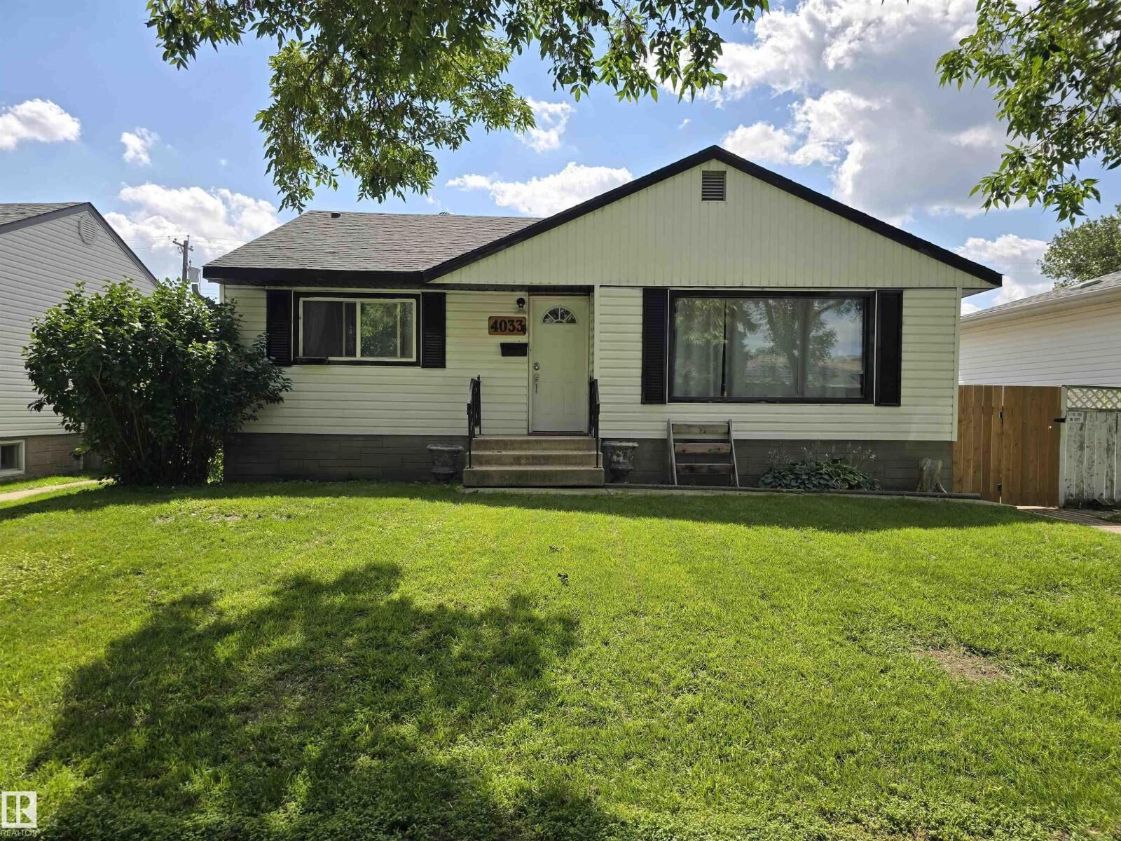Property Photo: 4033 117 Av NW NW AB T5W 0Y1