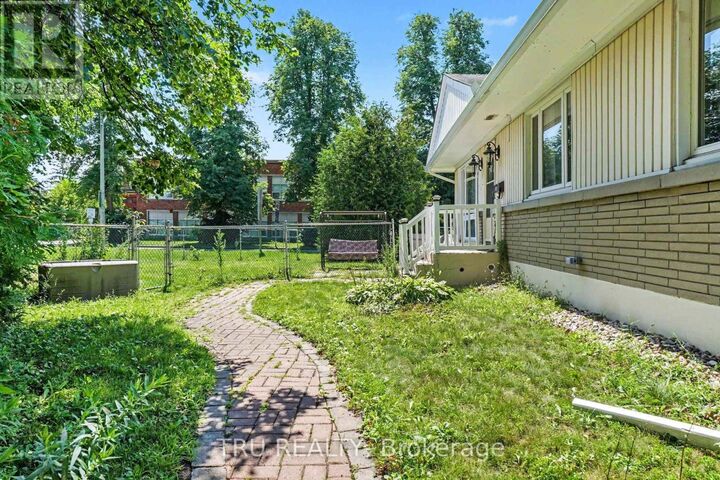 Property Photo:  1908 Saunderson Drive  ON K1G 2C7 