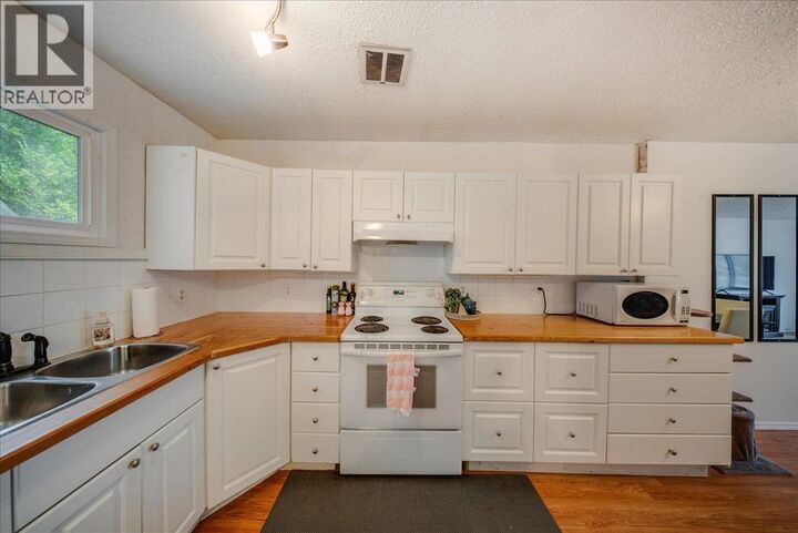 Property Photo: 1220 Tamarac Avenue BC V1R 4J1