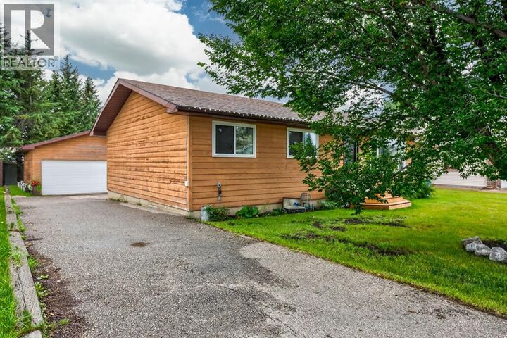 Property Photo: 121 Edey Close AB T0M 0R0