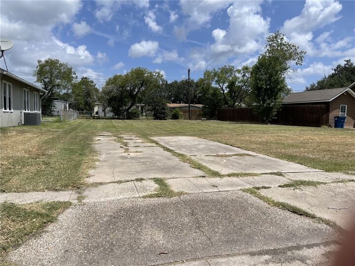 Property Photo:  917 E Main Street  TX 78387 