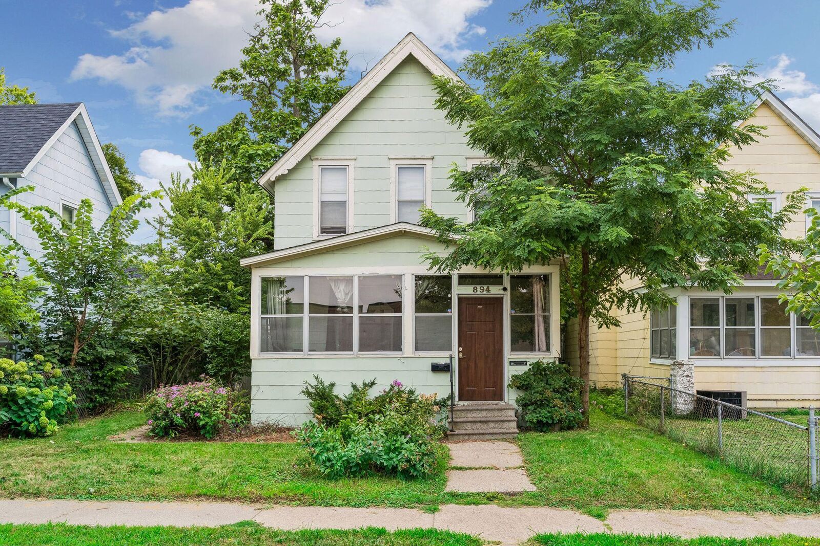 Property Photo: 894 Beech Street MN 55106