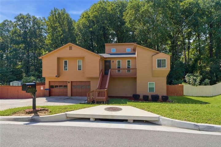 Property Photo: 2890 Creekwood Lane NW GA 30044