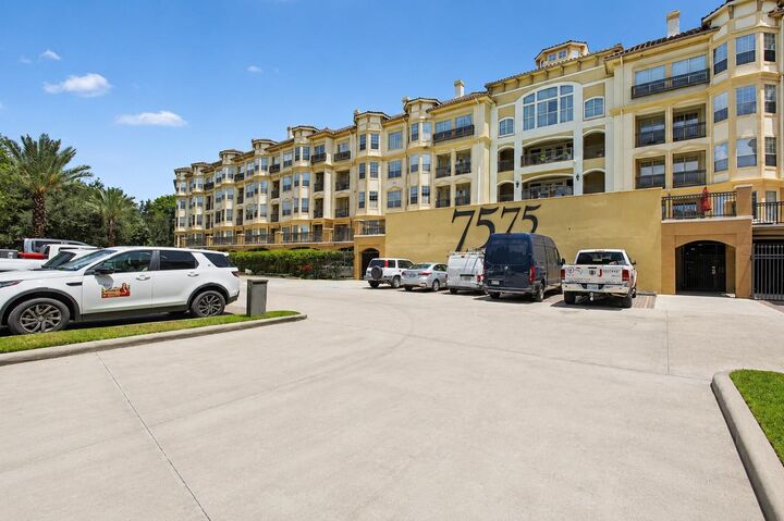 Property Photo:  7575 Kirby Drive 1401  TX 77030 