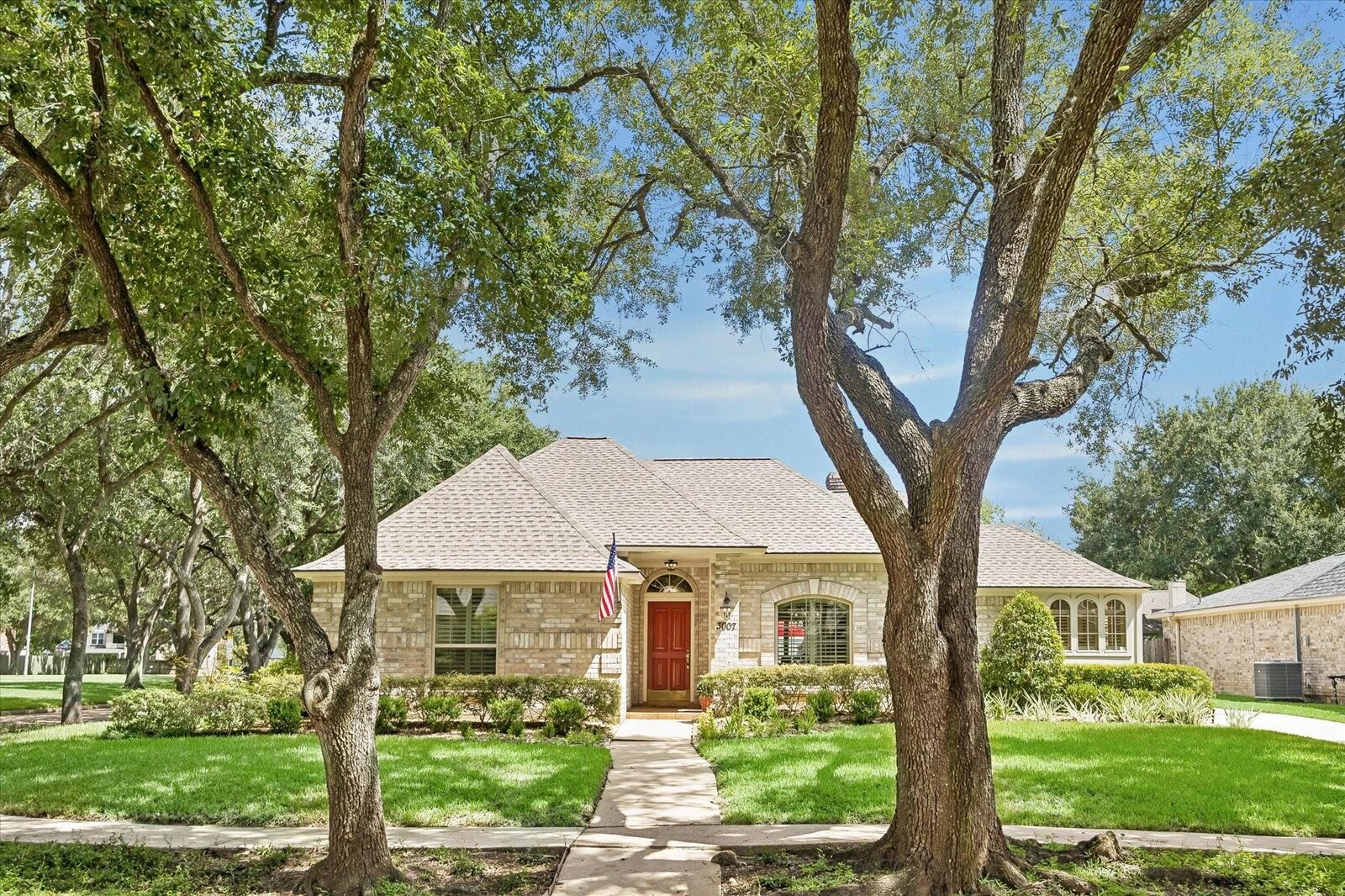 Property Photo: 3007 W Steepbank Circle TX 77479