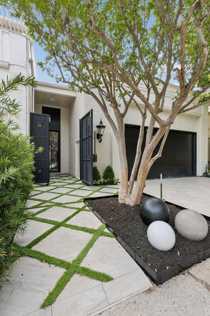 Property Photo:  10 S Briar Hollow Lane 15  TX 77027 