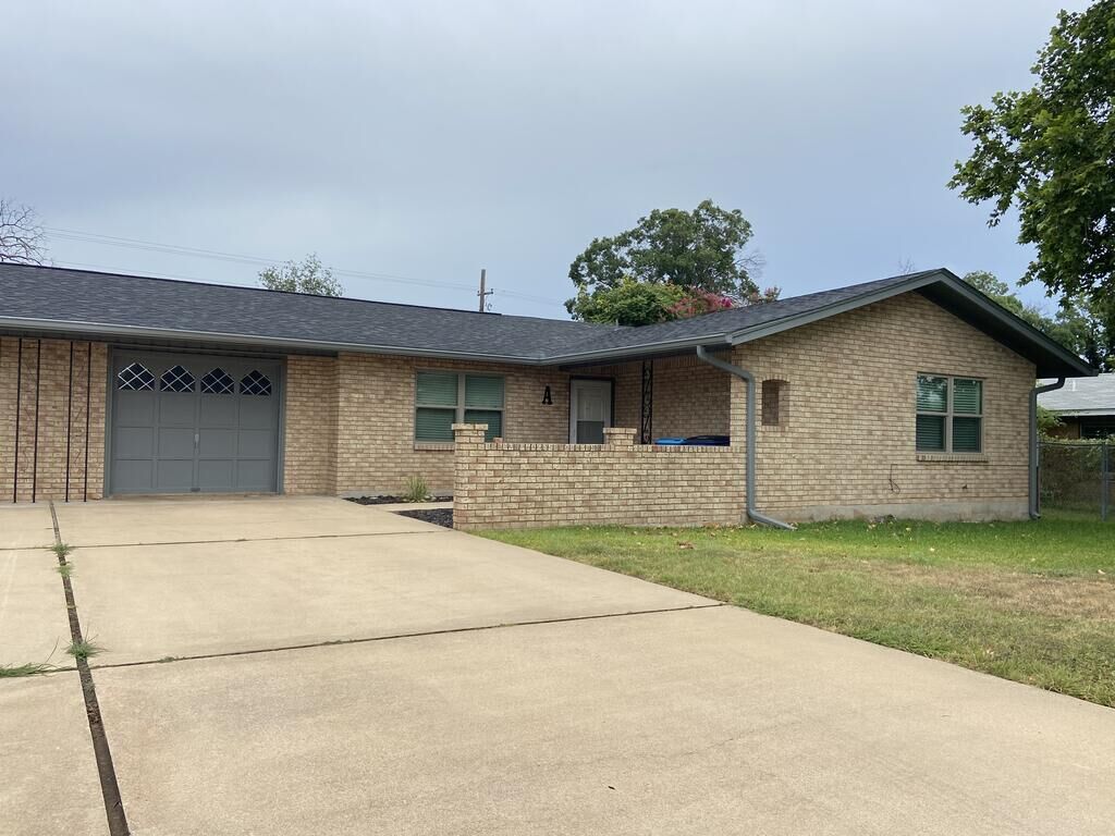 Property Photo:  205 A&Ampb N Manor Dr  TX 78028 