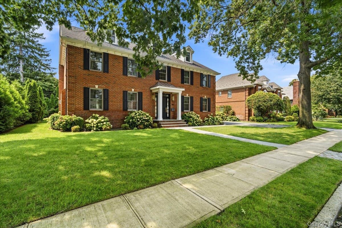 Property Photo:  198 Kensington Road  NY 11530 