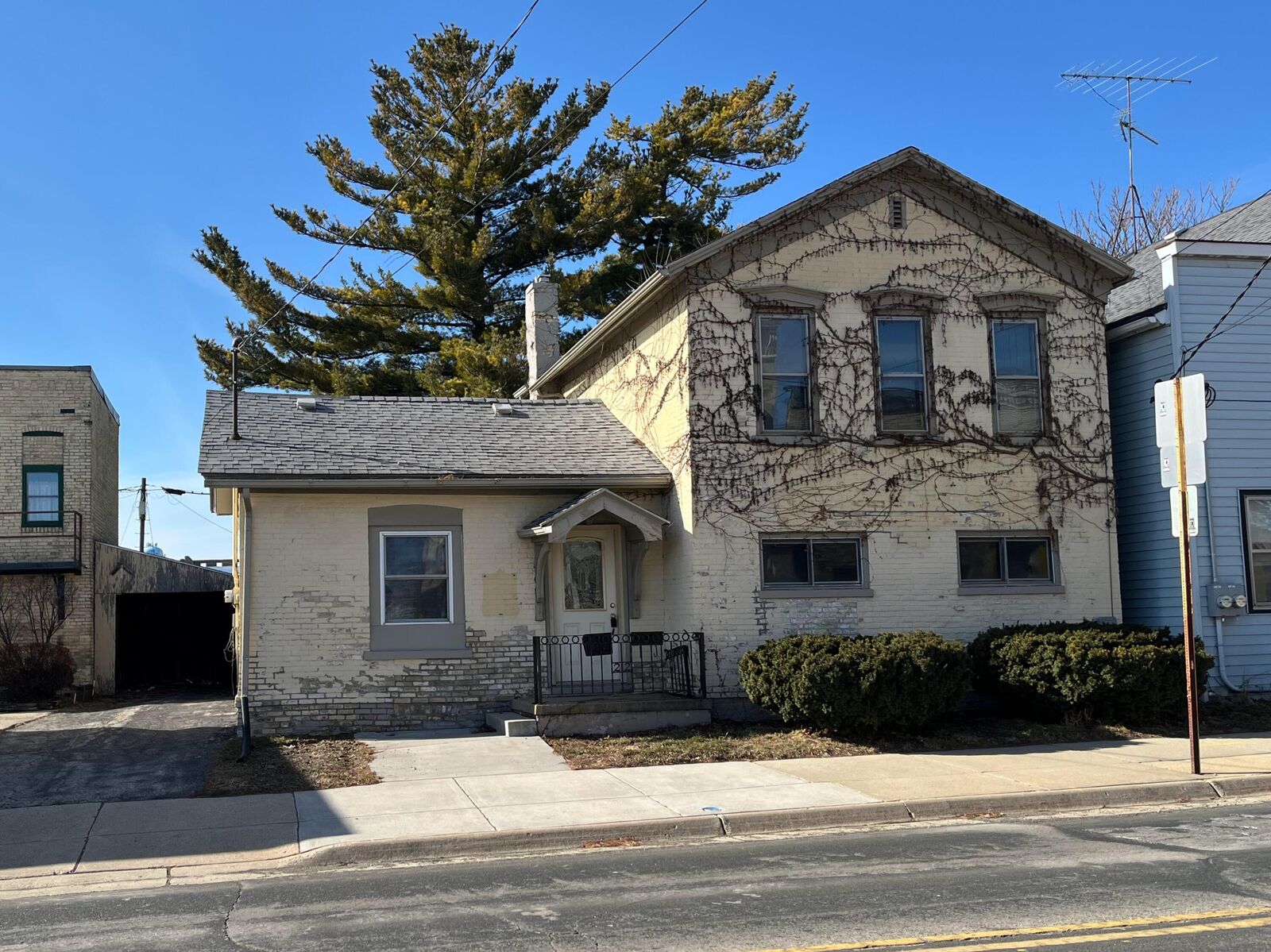Property Photo:  212 N 4th St  WI 53094 