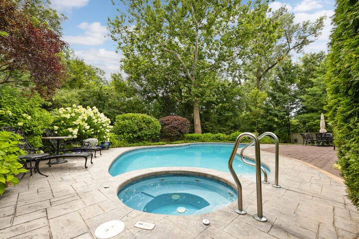 Property Photo: 331 Brookside Circle IL 60187