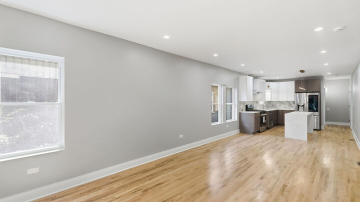 Property Photo: 2516 Kenilworth Avenue IL 60402
