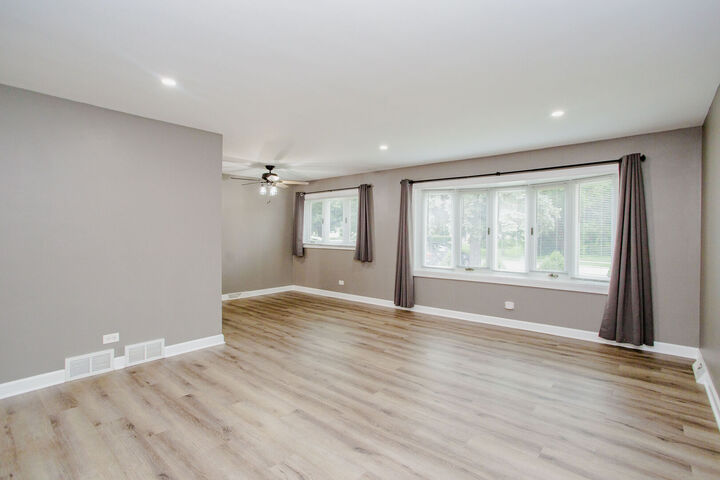 Property Photo: 711 Schiller Street IL 60143