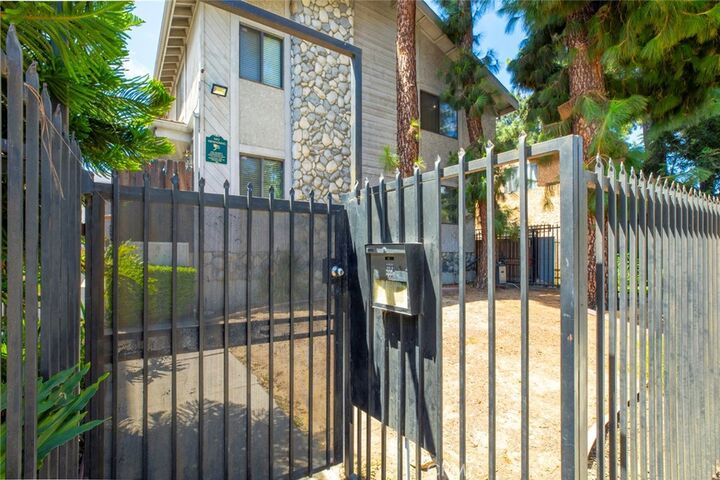 Property Photo:  6847 Haskell Avenue 1  CA 91406 