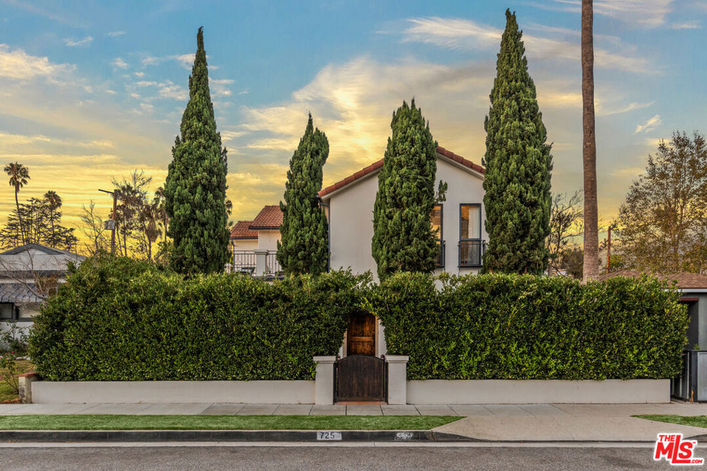 Property Photo:  725 Oxford Avenue  CA 90292 