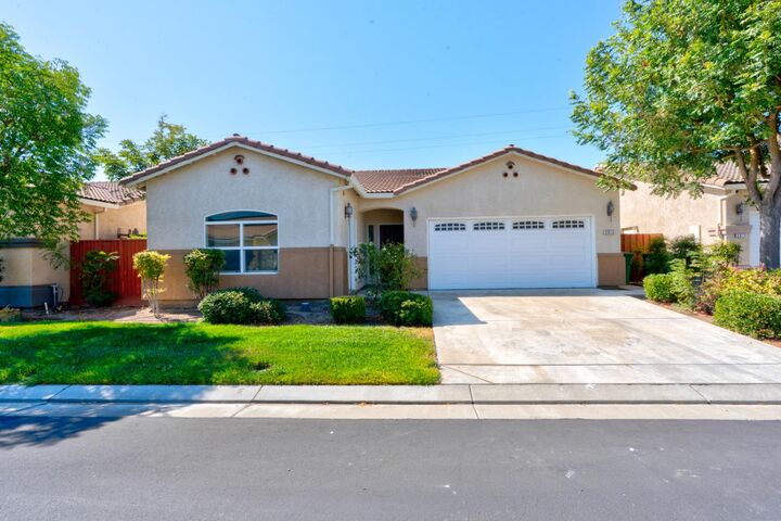 Property Photo: 2913 Las Flores Circle CA 93635