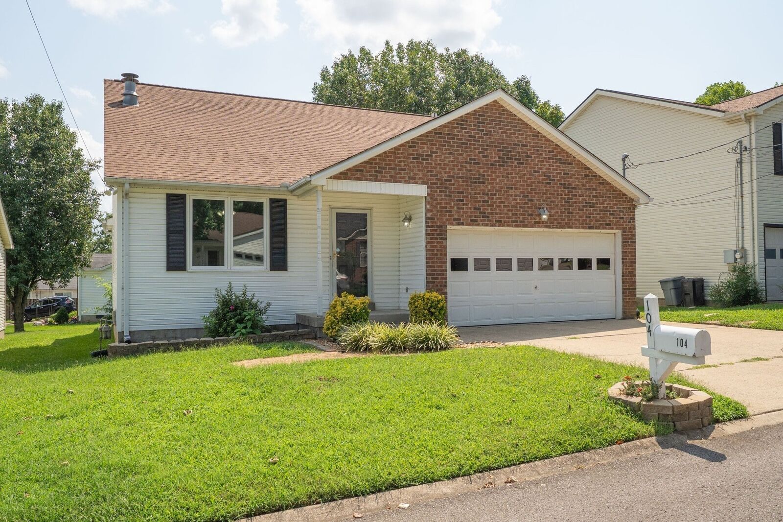 Property Photo:  104 Edgehill Ln  TN 37075 