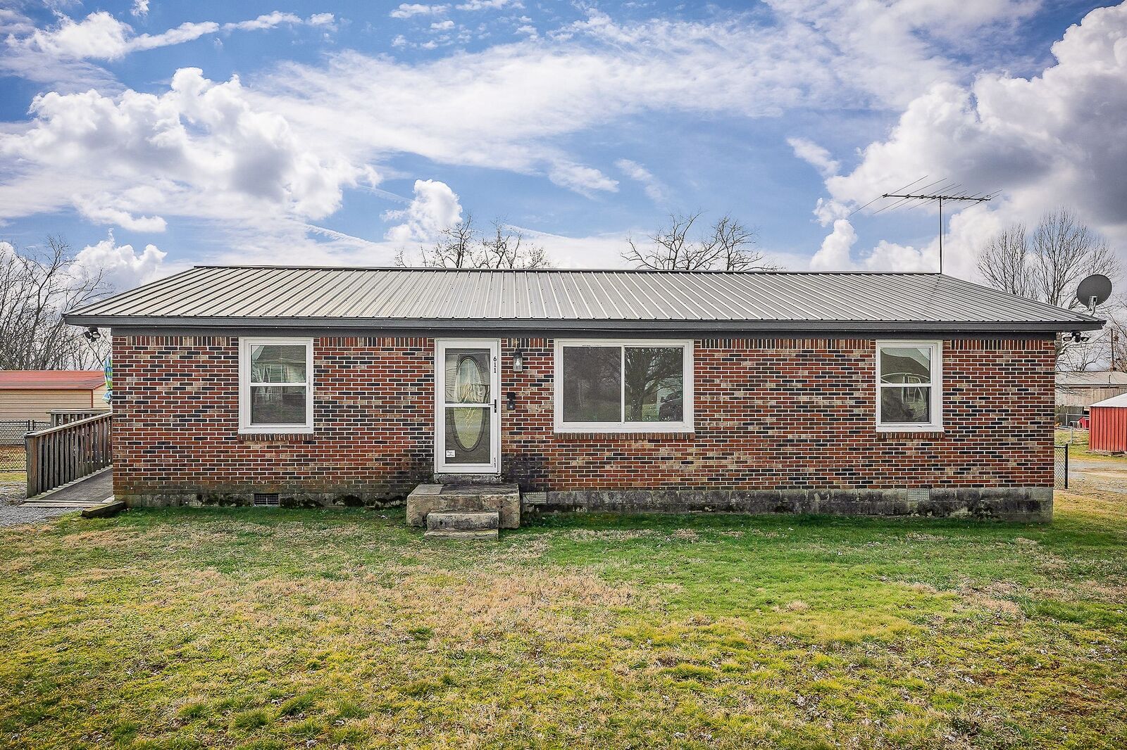Property Photo: 611 Estes St TN 37166