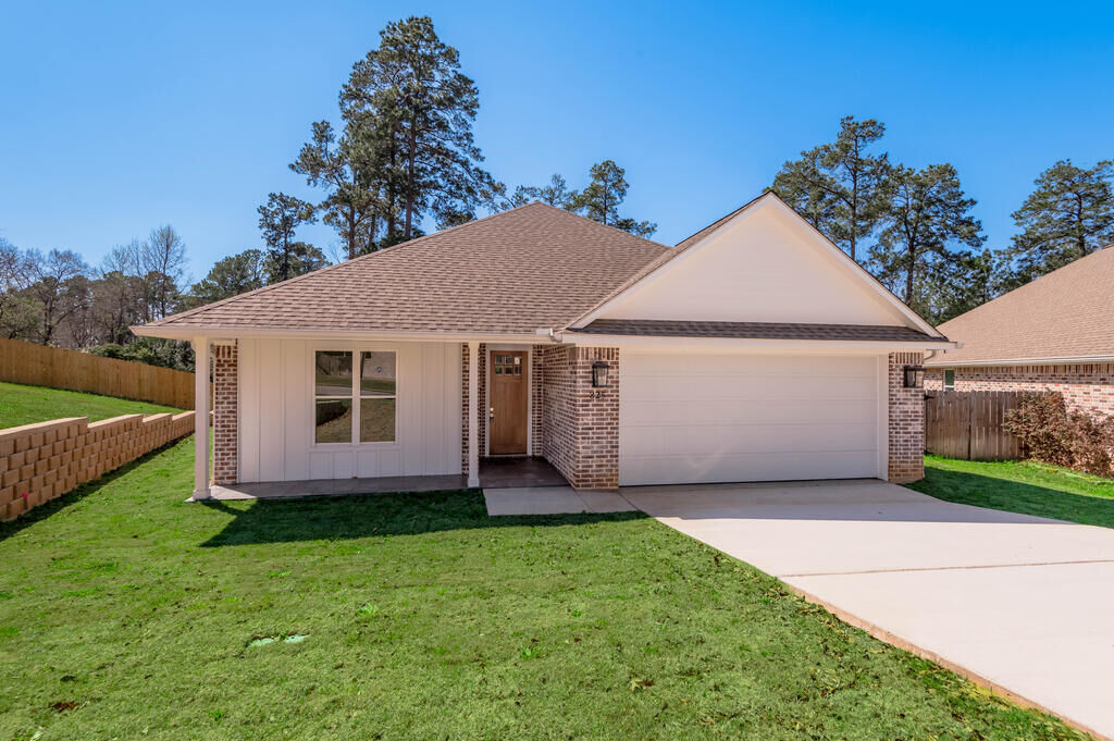 Property Photo: 825 Village Gate TX 75961