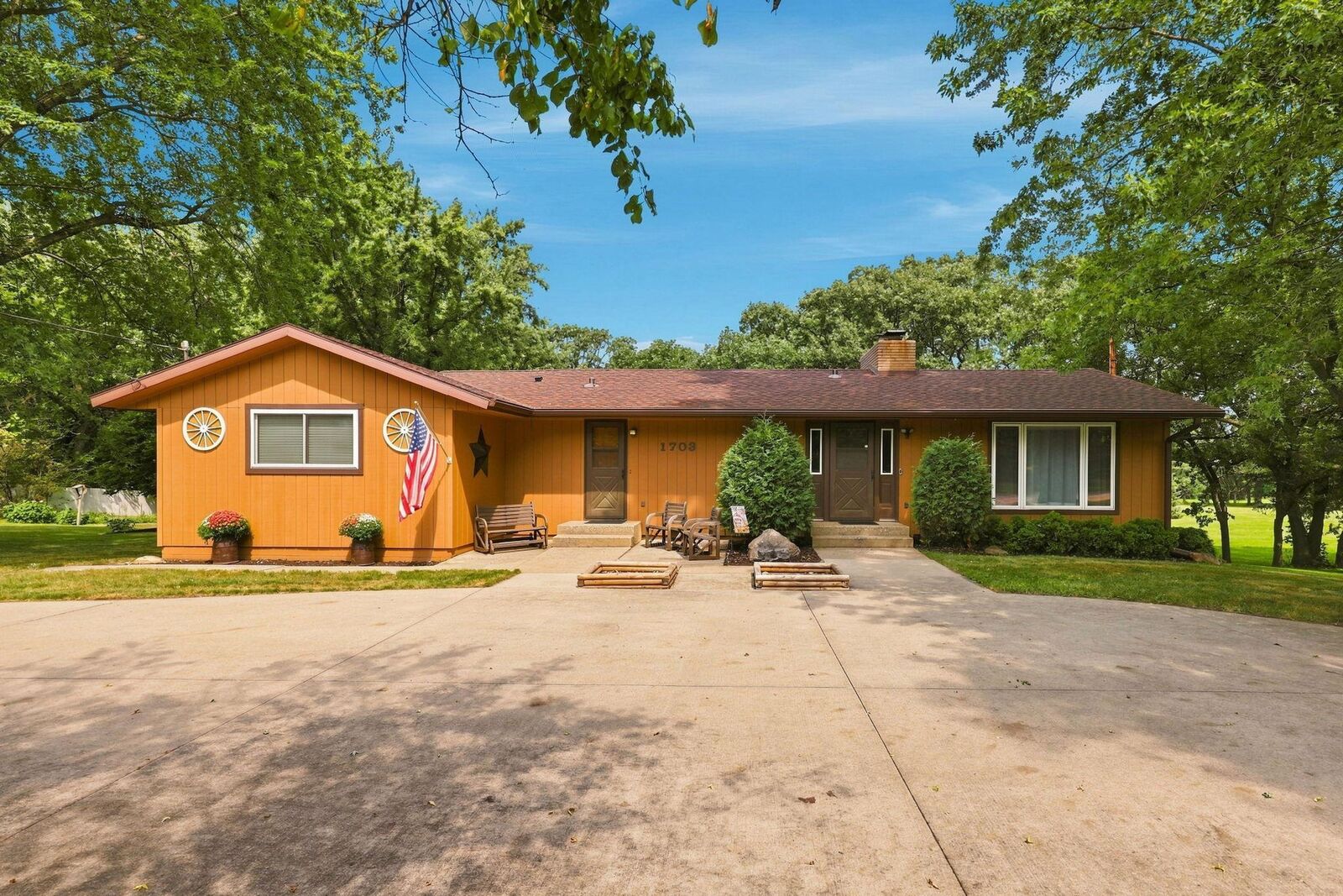 Property Photo:  1703 2nd Street SE  MN 56304 