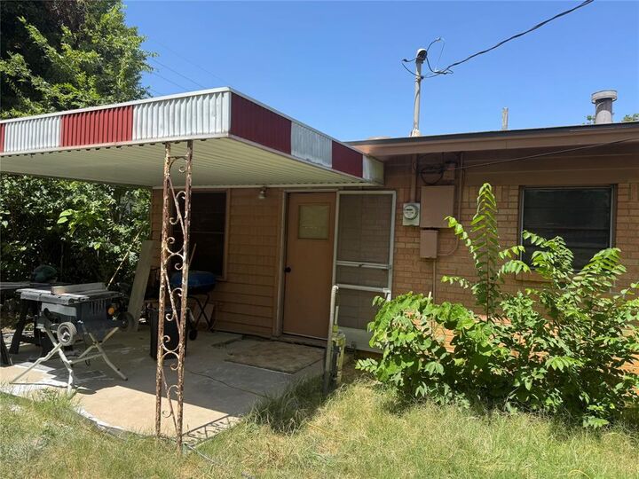 Property Photo: 2204 Cloverdale Street TX 76010