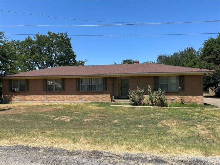 Property Photo: 502 W Wrenn Street TX 75479
