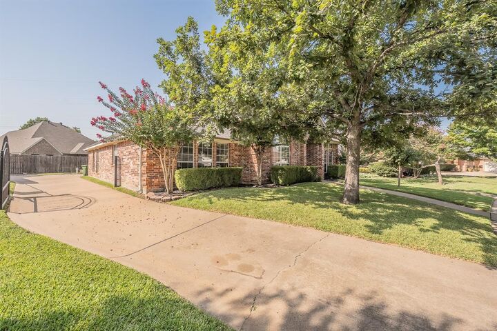 Property Photo: 8152 Vine Wood Drive TX 76182