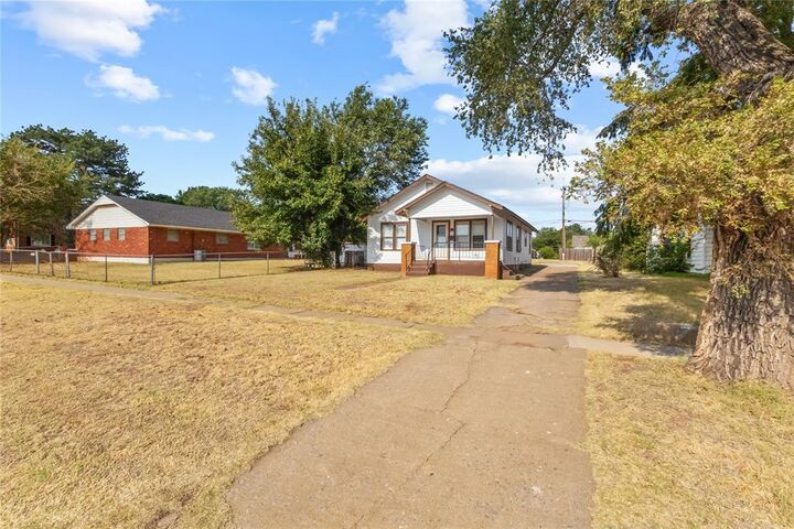 Property Photo: 322 S 13th Street OK 73601