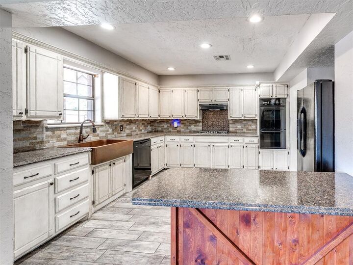 Property Photo:  245 E Riddle Road  OK 73018 